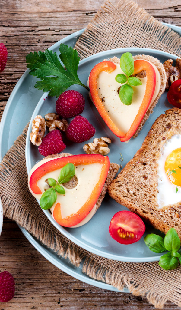 Вкусный легкий завтрак на столе с апельсиновым соком