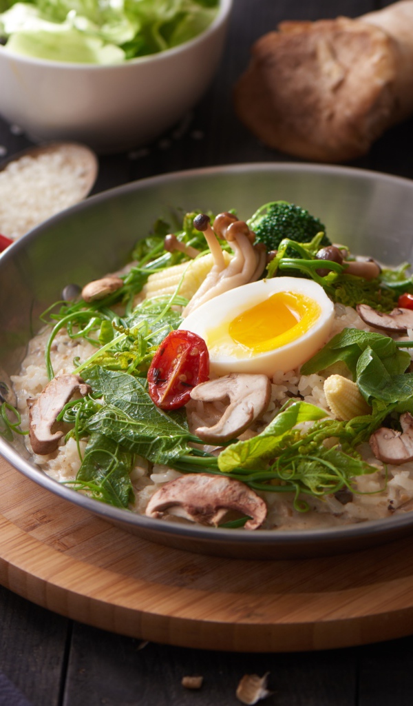 Вкусный рис с овощами и яйцом на столе