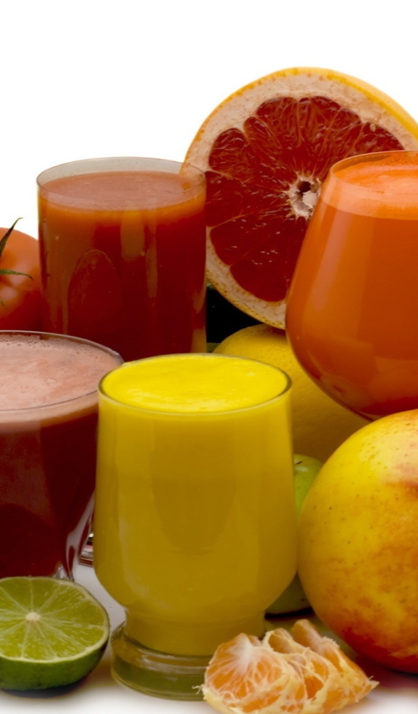 Разные свежие соки на белом фоне с фруктами