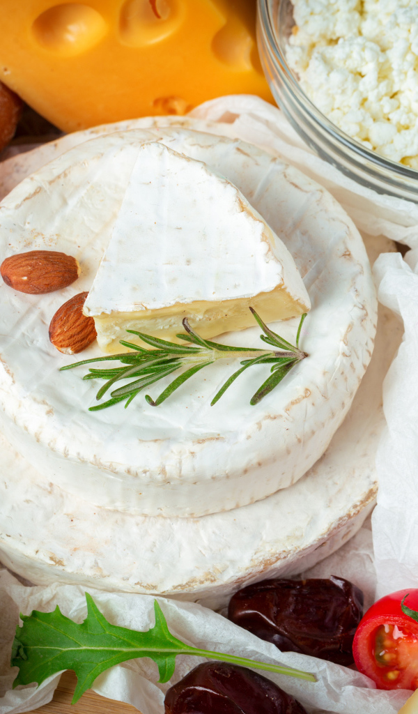 Разные виды сыра на столе с помидорами 