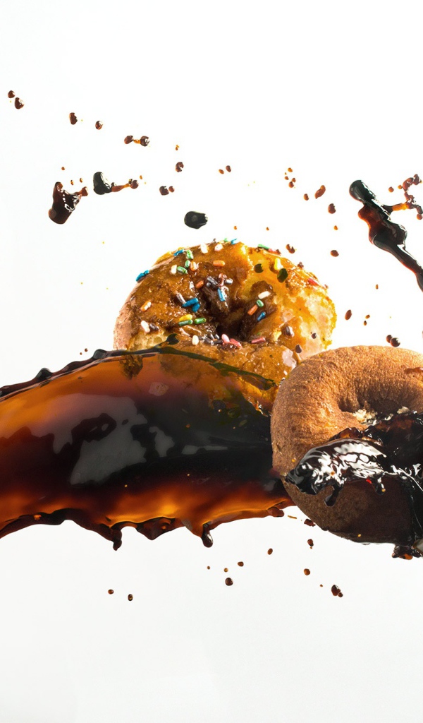 Пончики с чашкой кофе на белом фоне