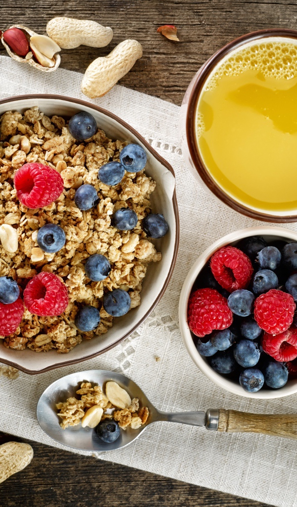 Хлопья с ягодами на столе с соком