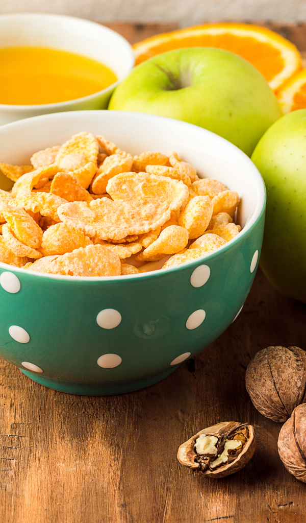 Хлопья с фруктами и орехами на столе