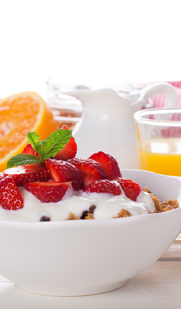 Хлопья с йогуртом и клубникой на завтрак с соком