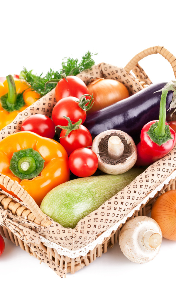 Свежие овощи в корзине на белом фоне