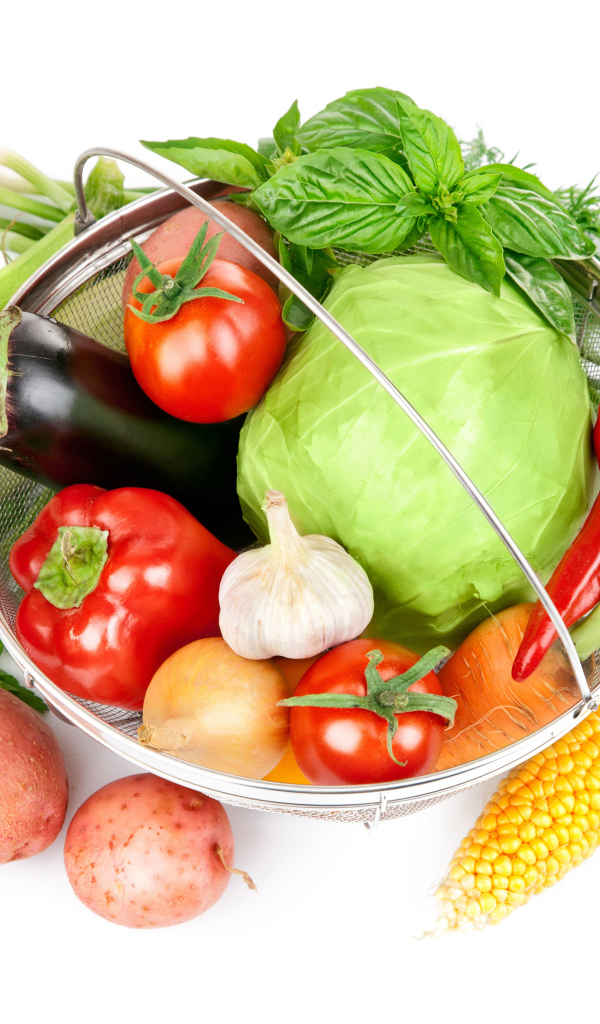 Свежие овощи на белом фоне 