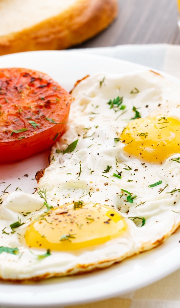 Яичница глазунья с жареными помидорами