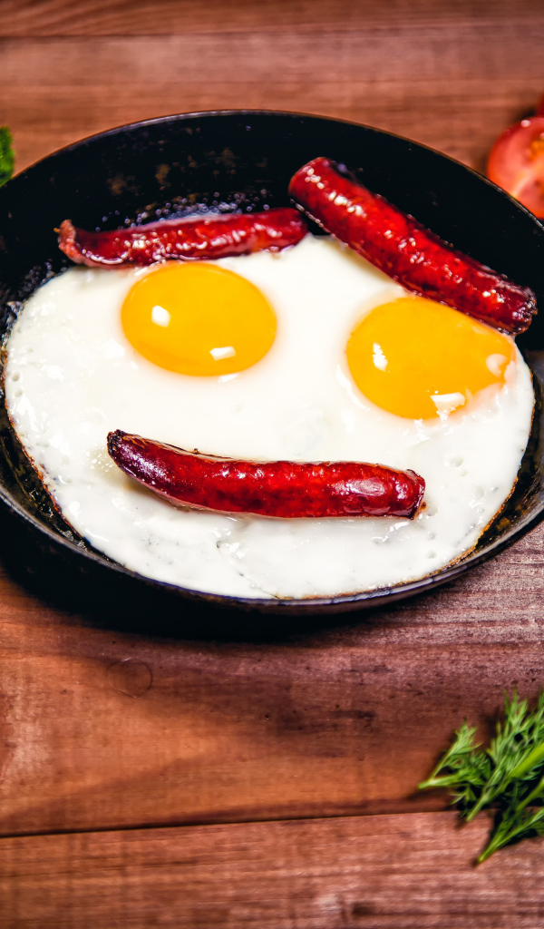 Яичница с сосисками на сковороде