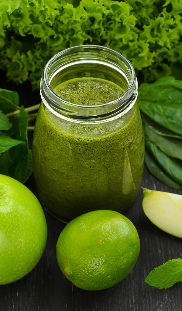 Зеленые смузи с яблоком, лаймом, зеленью 