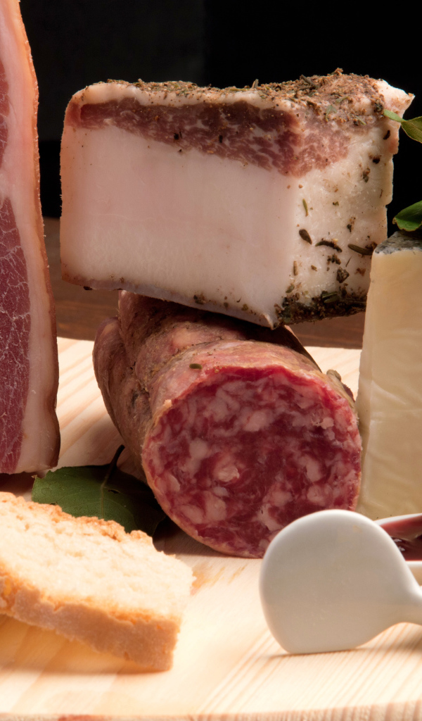 Ветчина, сало, колбаса,сыр и хлеб на столе