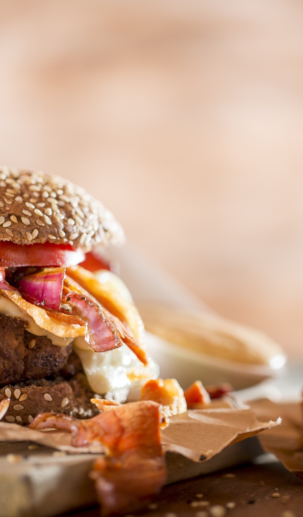 Гамбургер на столе с картофелем и бокалом пива