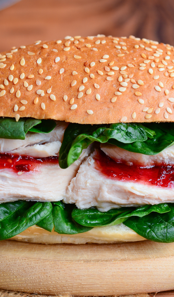 Гамбургер с курицей и зелеными листьями шпината