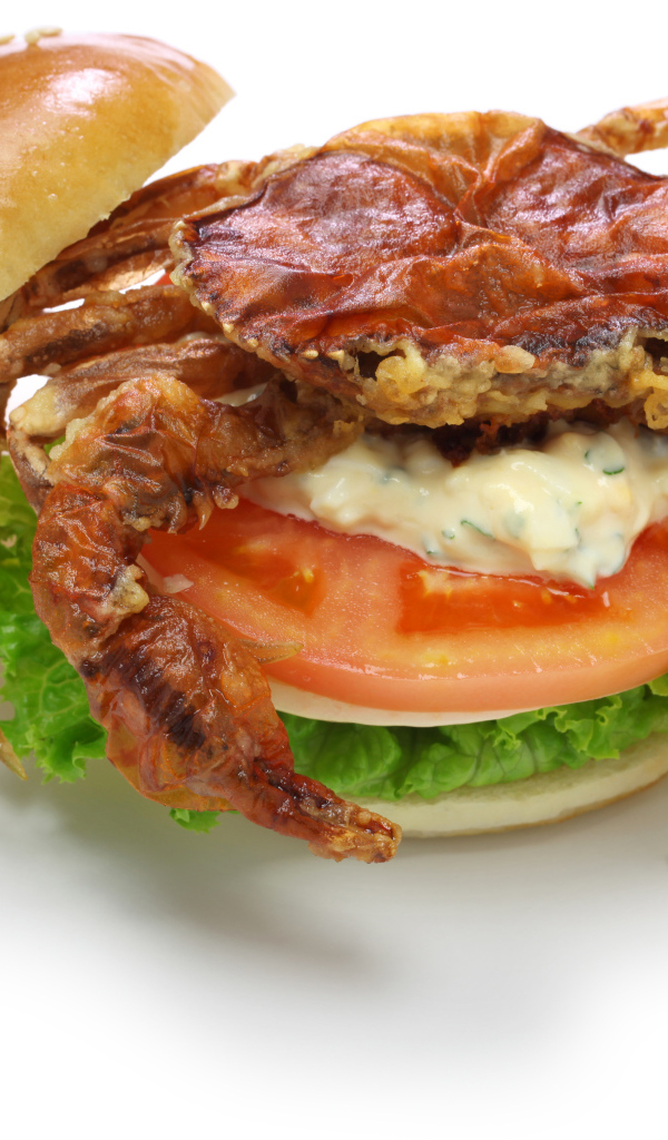 Гамбургер с овощами и крабом на белом фоне