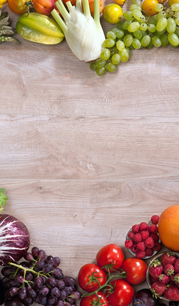 Сердце из овощей на деревянном фоне 