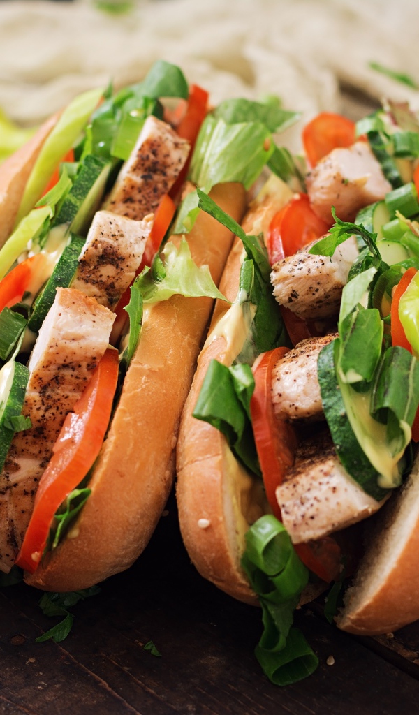 Хотдог с курицей и овощами