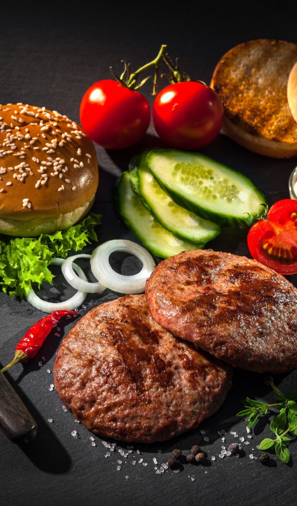 Ингредиенты для гамбургера на столе 