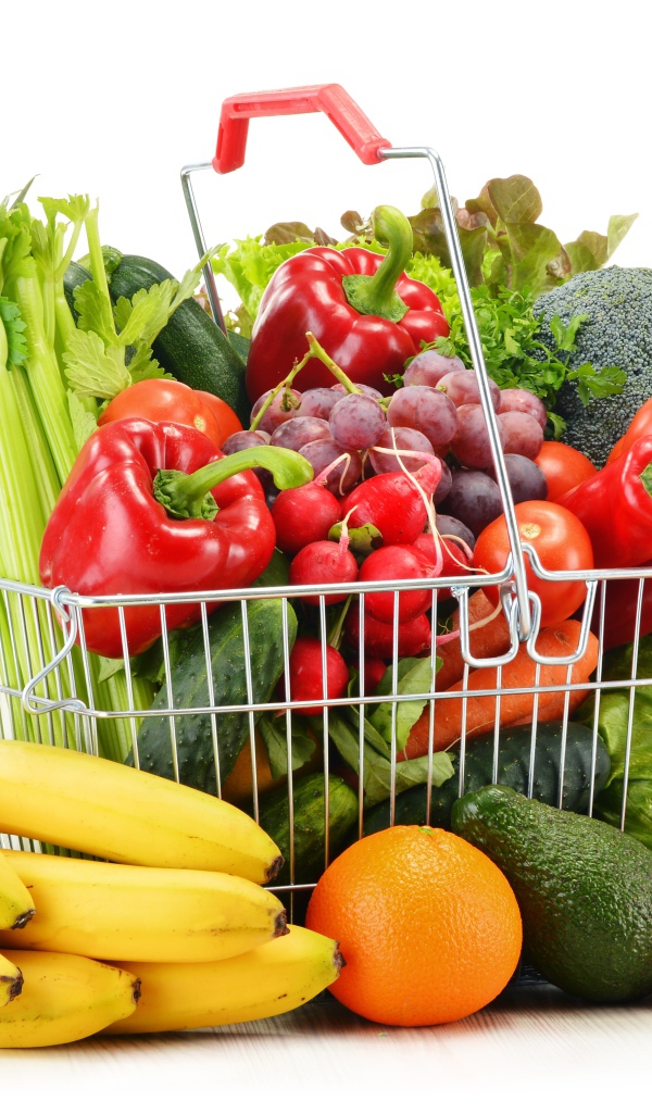 Железная корзина со свежими овощами и фруктами на белом фоне