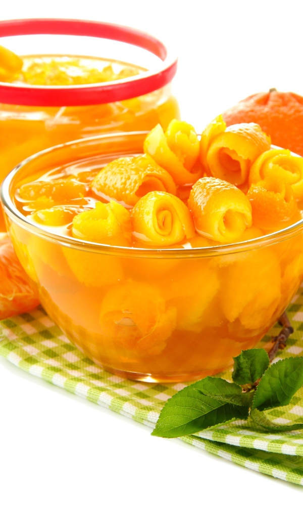 Варенье из мандариновых корок со свежими фруктами на столе