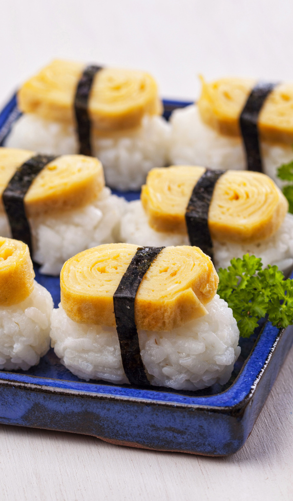 Японская еда на столе с палочками  