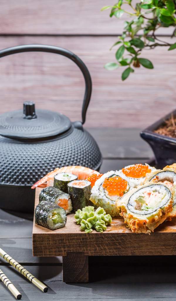 Японские суши на столе с чаем