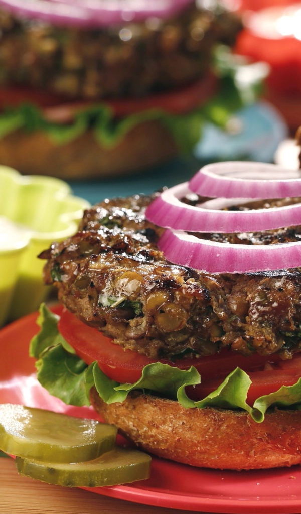 Сочный гамбургер на столе с соусом 