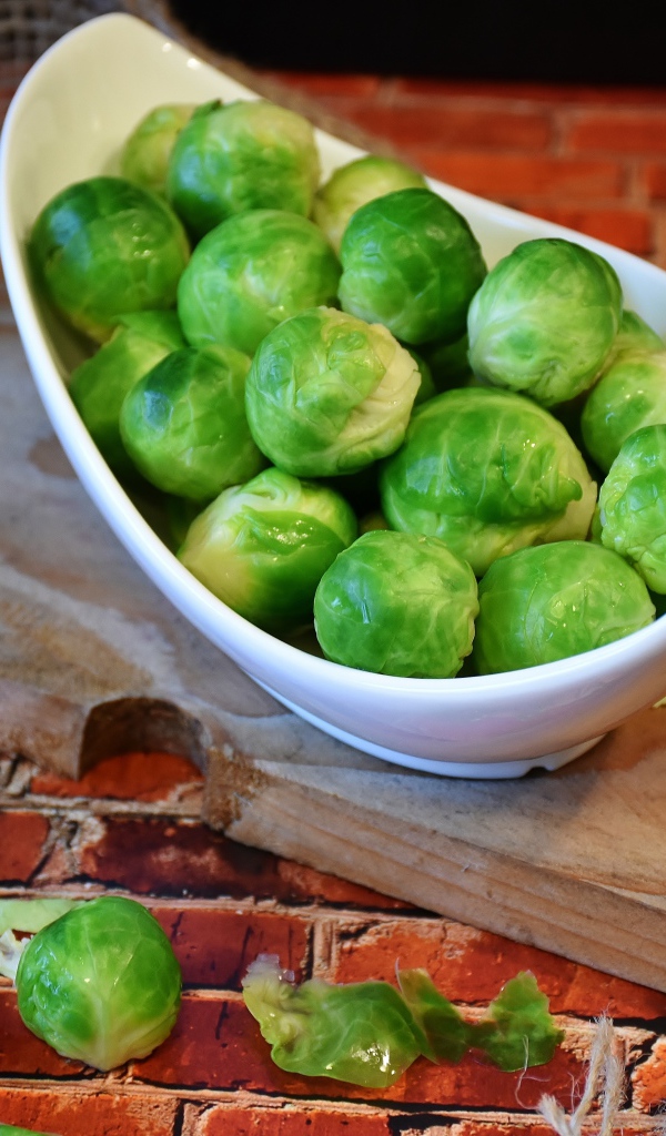 Маленькая зеленая брюссельская капуста на столе 