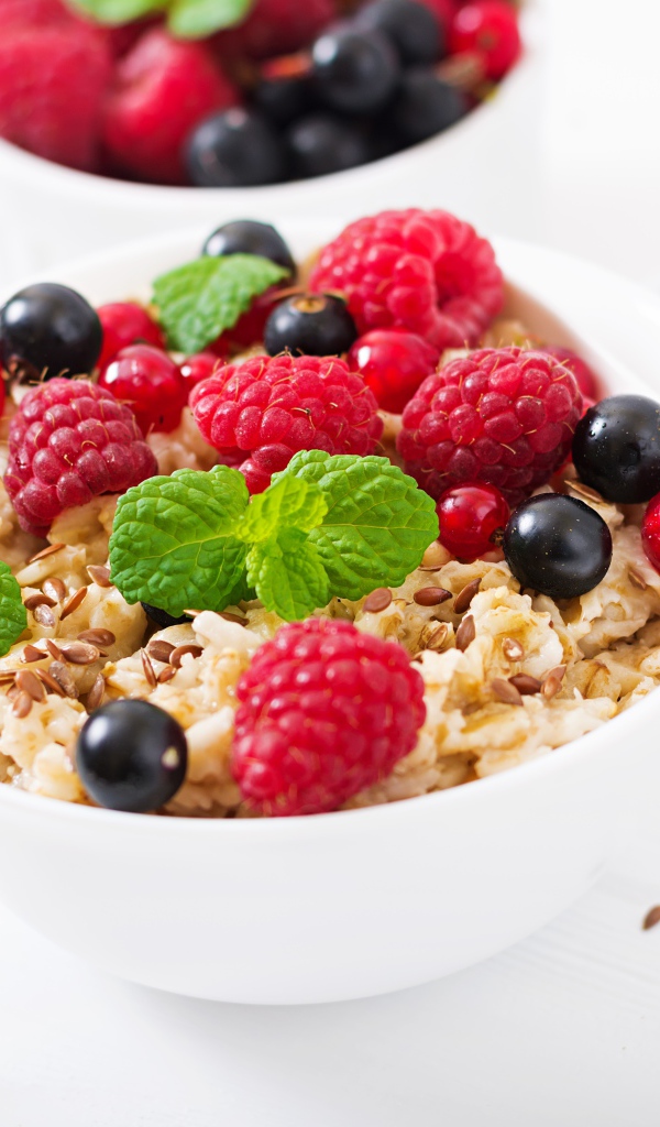 Мюсли с ягодами малины,  черники и красной смородины на завтрак