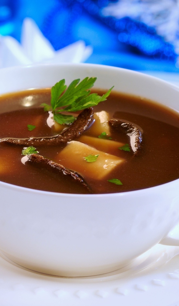 Грибной суп в белой тарелке