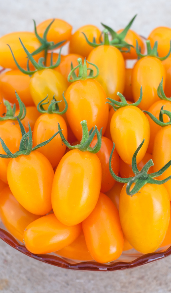 Оранжевые помидоры на тарелке крупным планом