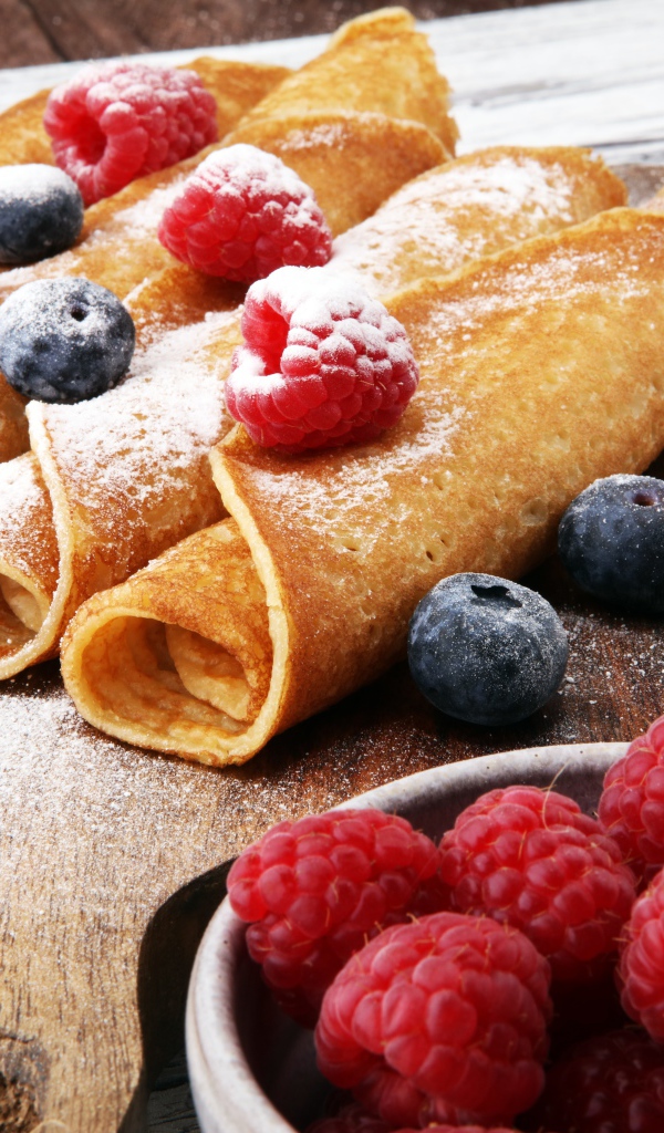 Блинчики с ягодами черники, малиной и сахарной пудрой