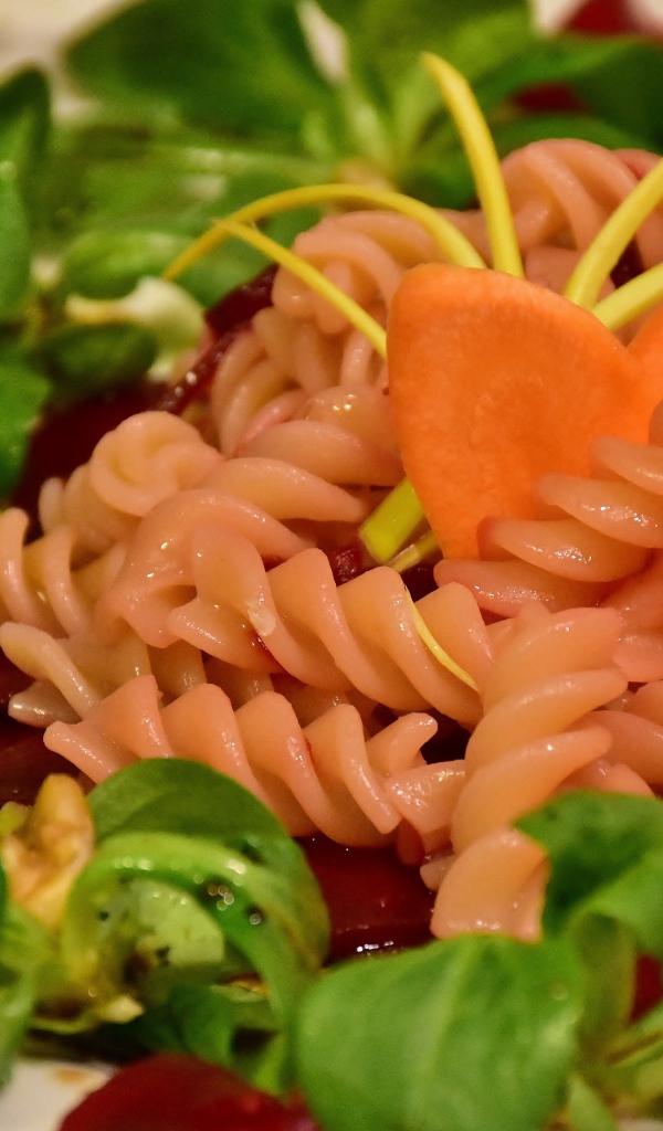 Макароны с базиликом и соусом на обед 