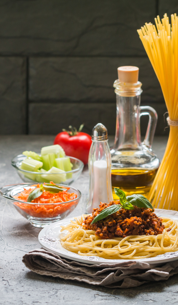 Паста с гарниром на столе с овощами и маслом