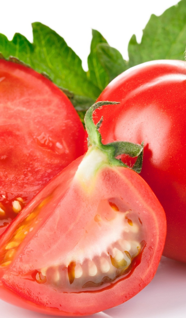 Спелые красные помидоры на белом фоне