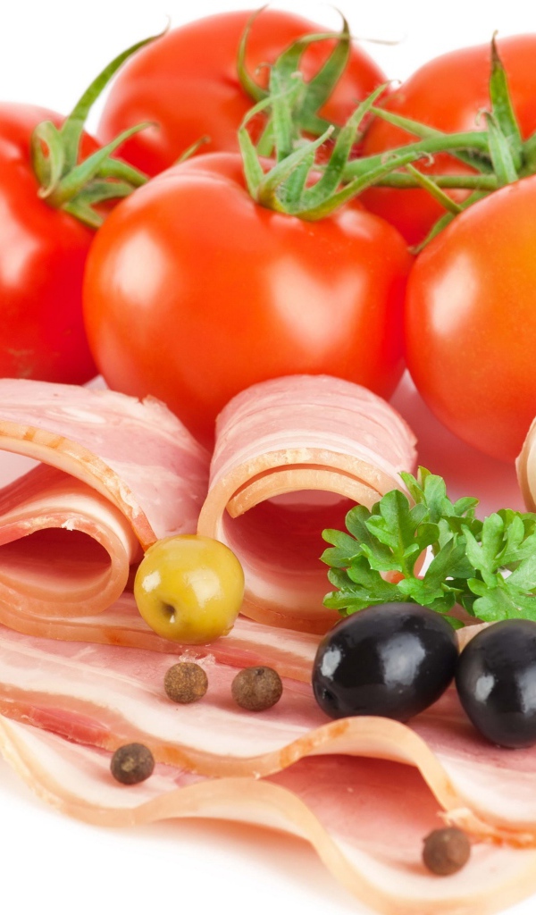 Спелые красные помидоры с беконом, чесноком и оливками на белом фоне