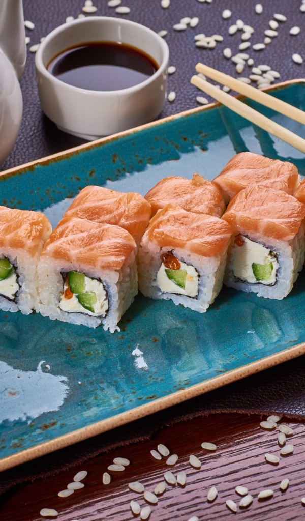 Роллы Филадельфия на столе с соевым соусом