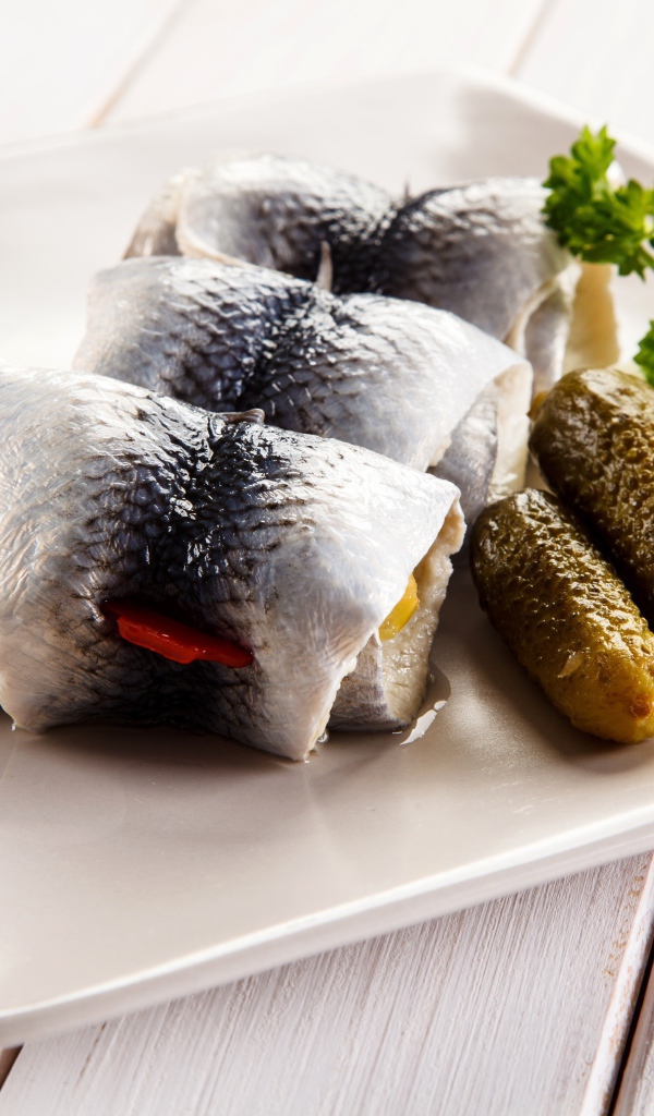 Рулетики из сельди с солеными огурцами и болгарским перцем