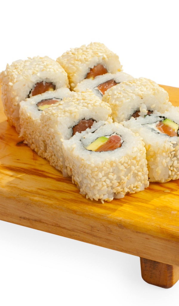 Роллы на деревянной доске с лимоном и имбирем