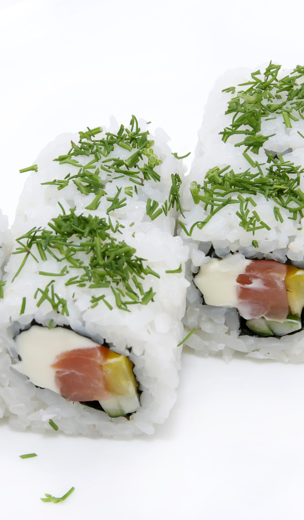 Роллы с рисом и зеленью на белом фоне