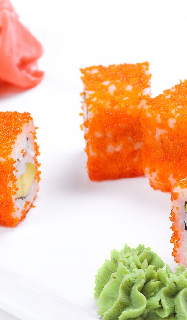 Роллы с васаби и имбирем на белом фоне