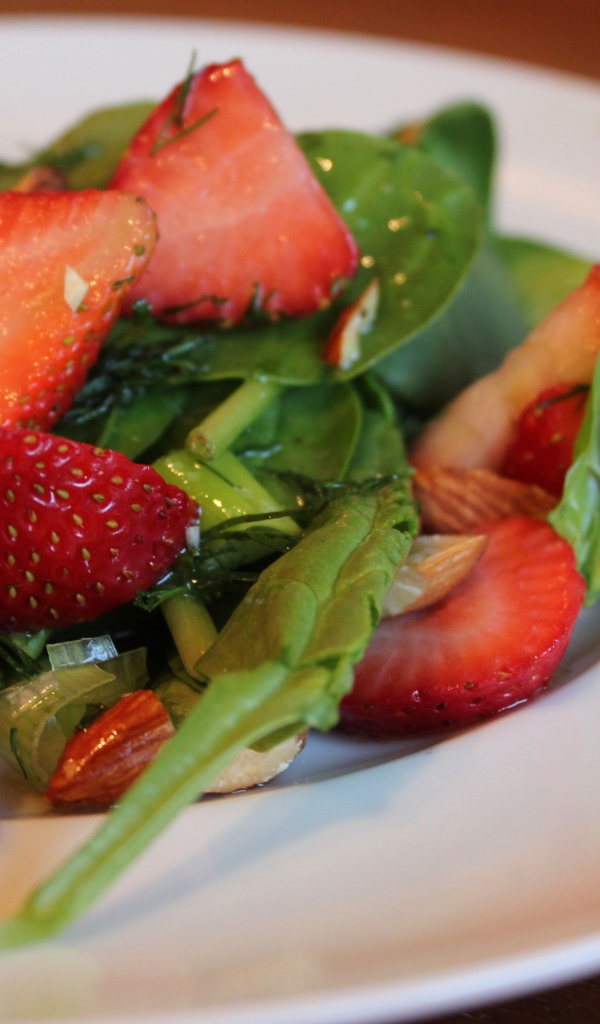 Салат из листьев рукколы и клубники