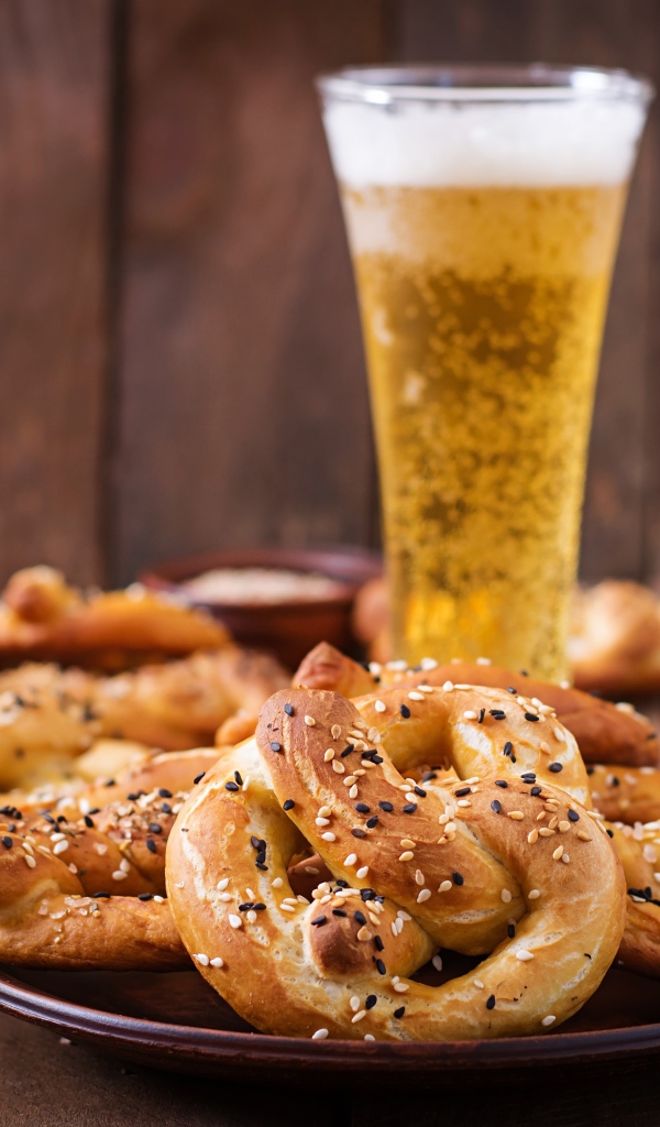 Соленое печенье с пивом на столе 