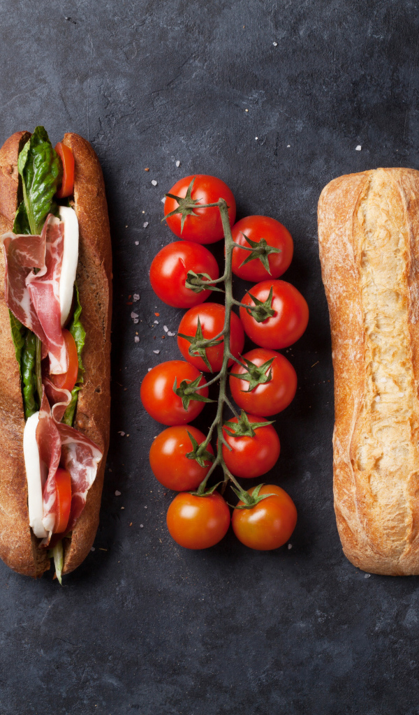 Сендвич с капустой и помидорами на столе