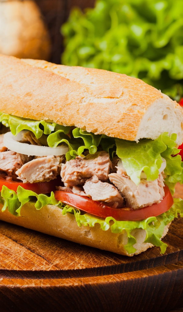 Бутерброд с мясом, помидорами и листьями салата 