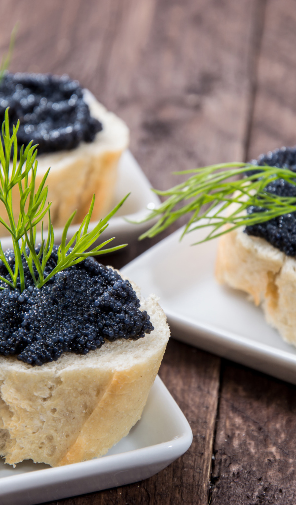 Бутерброды с черной икрой и укропом