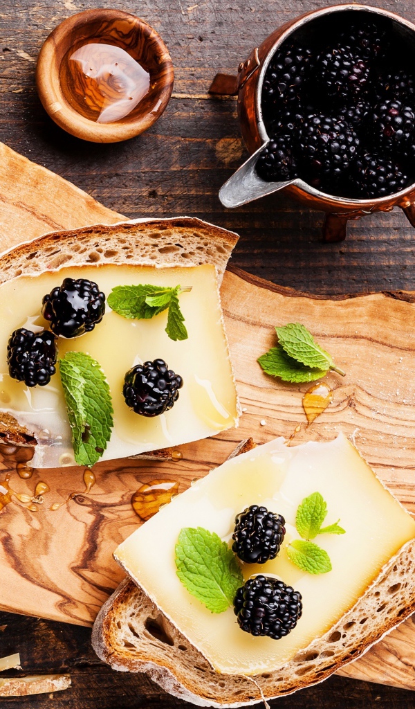 Бутерброды с сыром, медом и ягодами черники