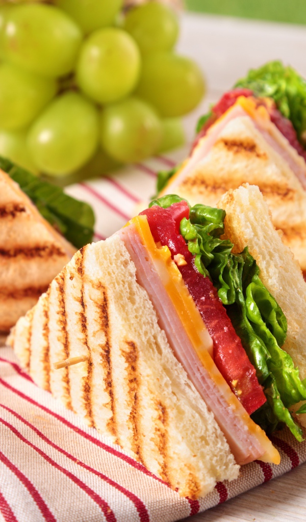 Сэндвичи с хрустящими тостами на столе