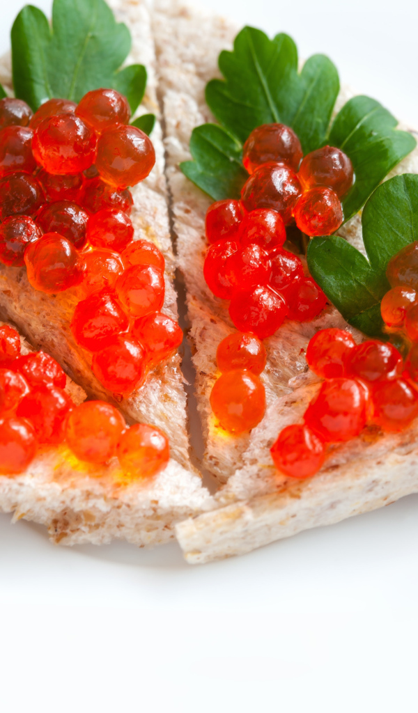 Бутерброды с красной икрой и листиками петрушки