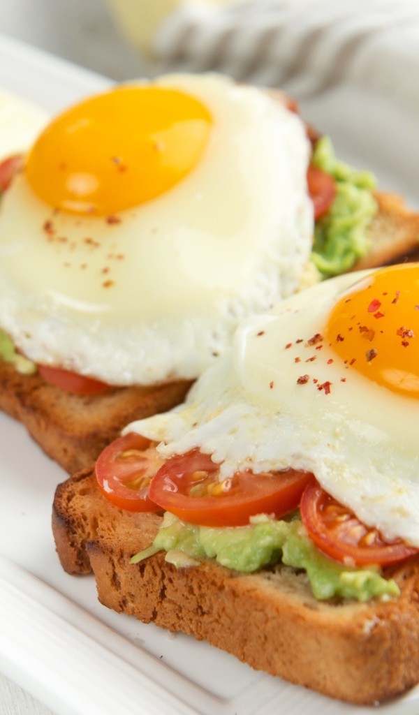 Бутерброды с помидорами и яичницей