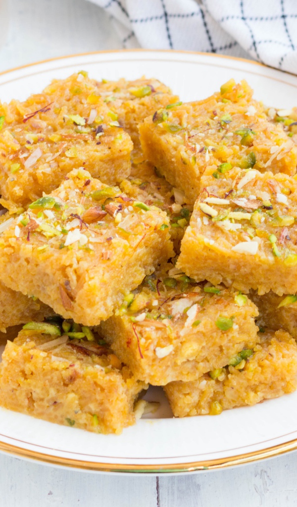 Кусочки сыра тофу на тарелке