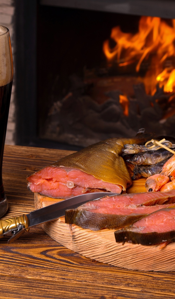 Копченая рыба с креветками у камина с бокалом темного пива
